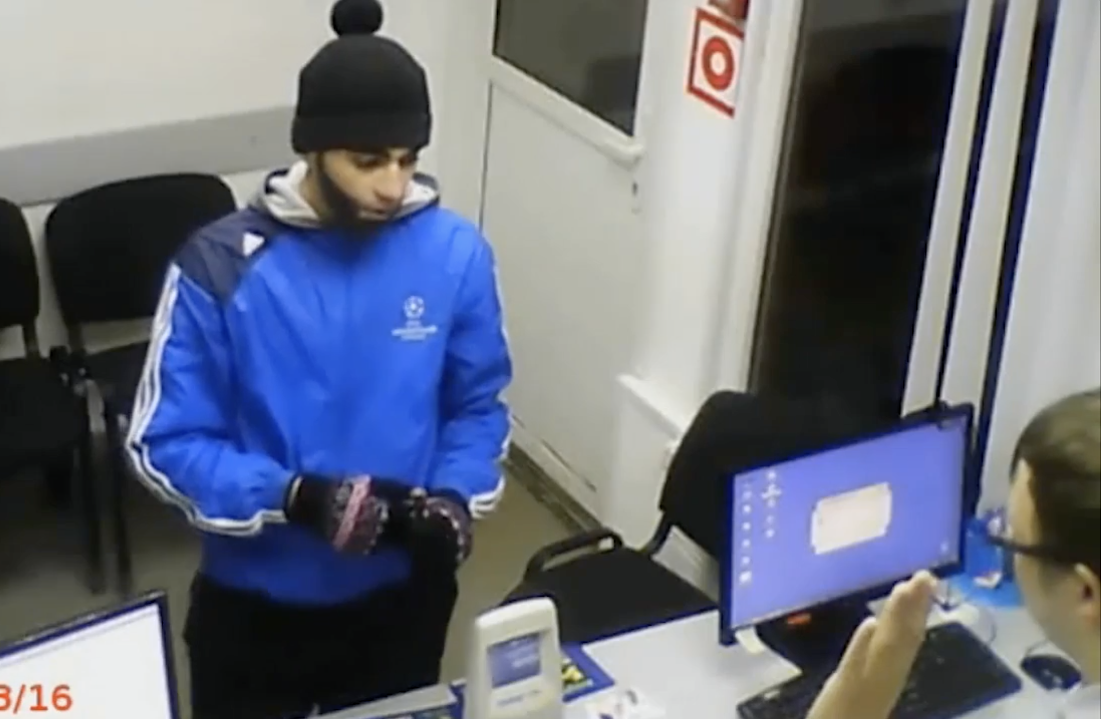 Видео. Похожий на Тимати мужчина ограбил офис микрозаймов в Екатеринбурге