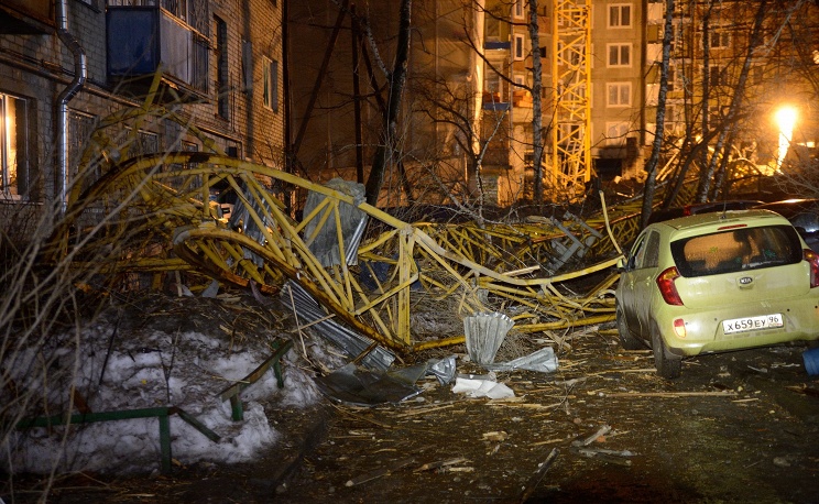 Крана упала на жилой дом в Екатеринбурге, один человек погиб