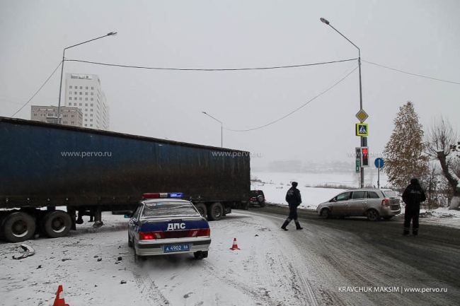 В центре Первоуральска женщина на Range Rover «протаранила» фуру В центре Первоуральска женщина на Range Rover «протаранила» фуру
