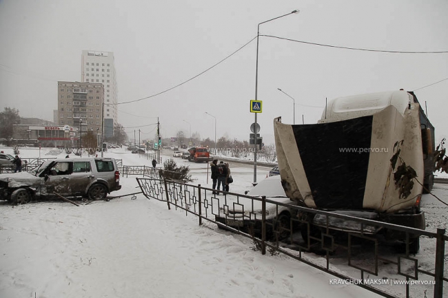 В центре Первоуральска женщина на Range Rover «протаранила» фуру В центре Первоуральска женщина на Range Rover «протаранила» фуру