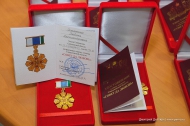 Депутаты вручили знаки отличия «Материнская доблесть» и «Совет да любовь» Депутаты вручили знаки отличия «Материнская доблесть» и «Совет да любовь»