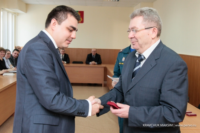 Глава Первоуральска награжден медалью «XXV лет МЧС России» Глава Первоуральска награжден медалью «XXV лет МЧС России»