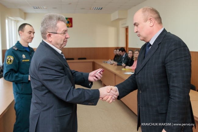 Глава Первоуральска награжден медалью «XXV лет МЧС России» Глава Первоуральска награжден медалью «XXV лет МЧС России»