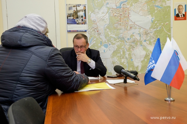 Задача депутатов – помочь пришедшим на прием Задача депутатов – помочь пришедшим на прием