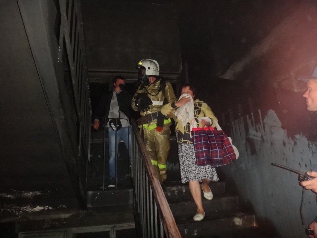 Из горящего дома в Первоуральске эвакуировали взрослых и детей