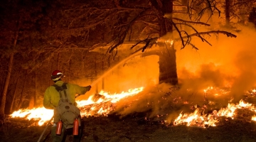 В Свердловской области при тушении возгорания на складах с порохом пострадал пожарный