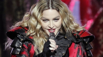 Мадонна завернулась в украинский флаг на концерте