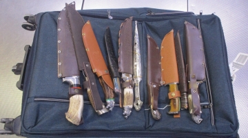 Арсенал оружия в багаже: пассажир вез в Екатеринбург 10 ножей