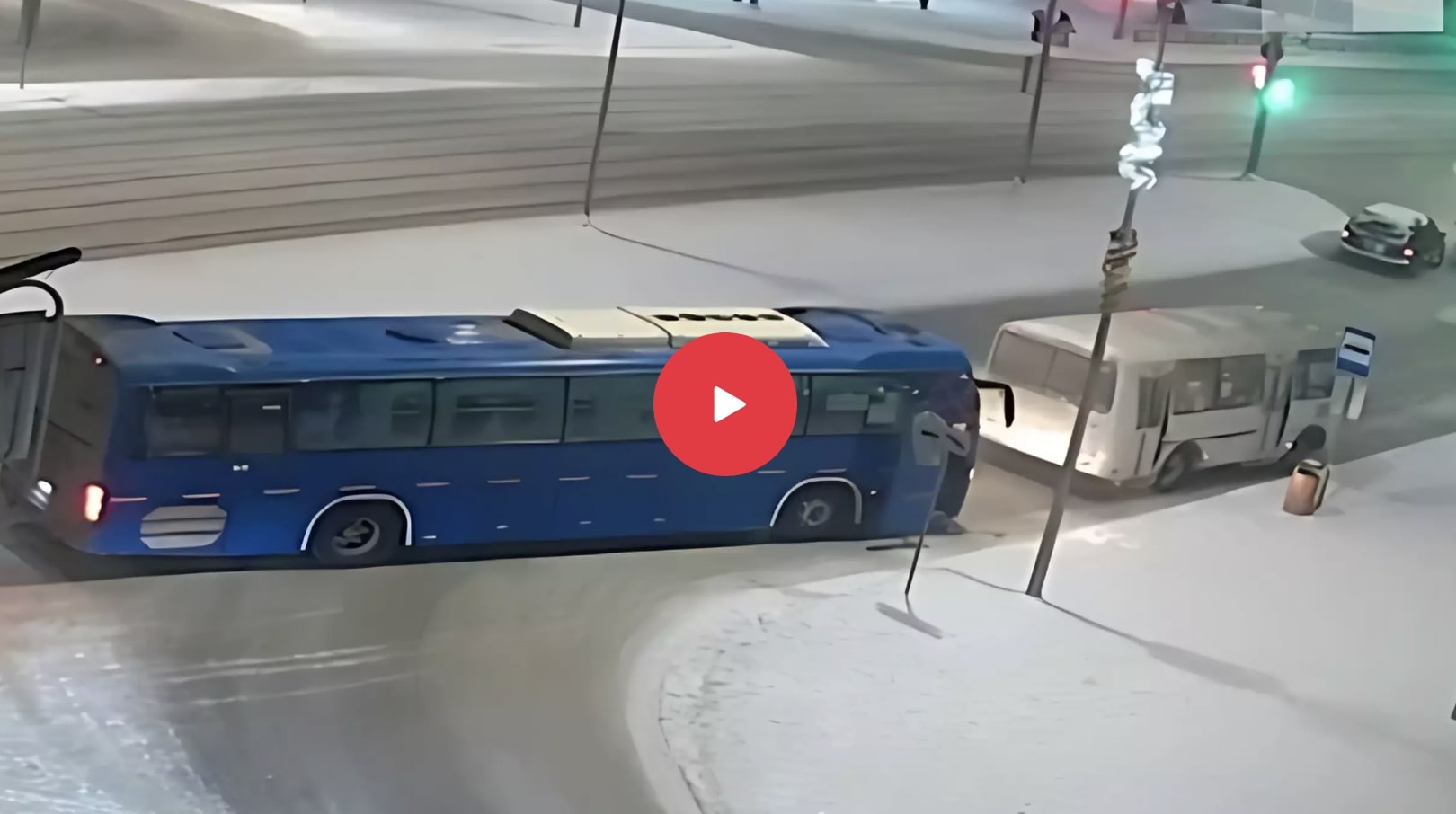 Водитель автобуса бросил девочку на остановке в Первоуральске. Видео