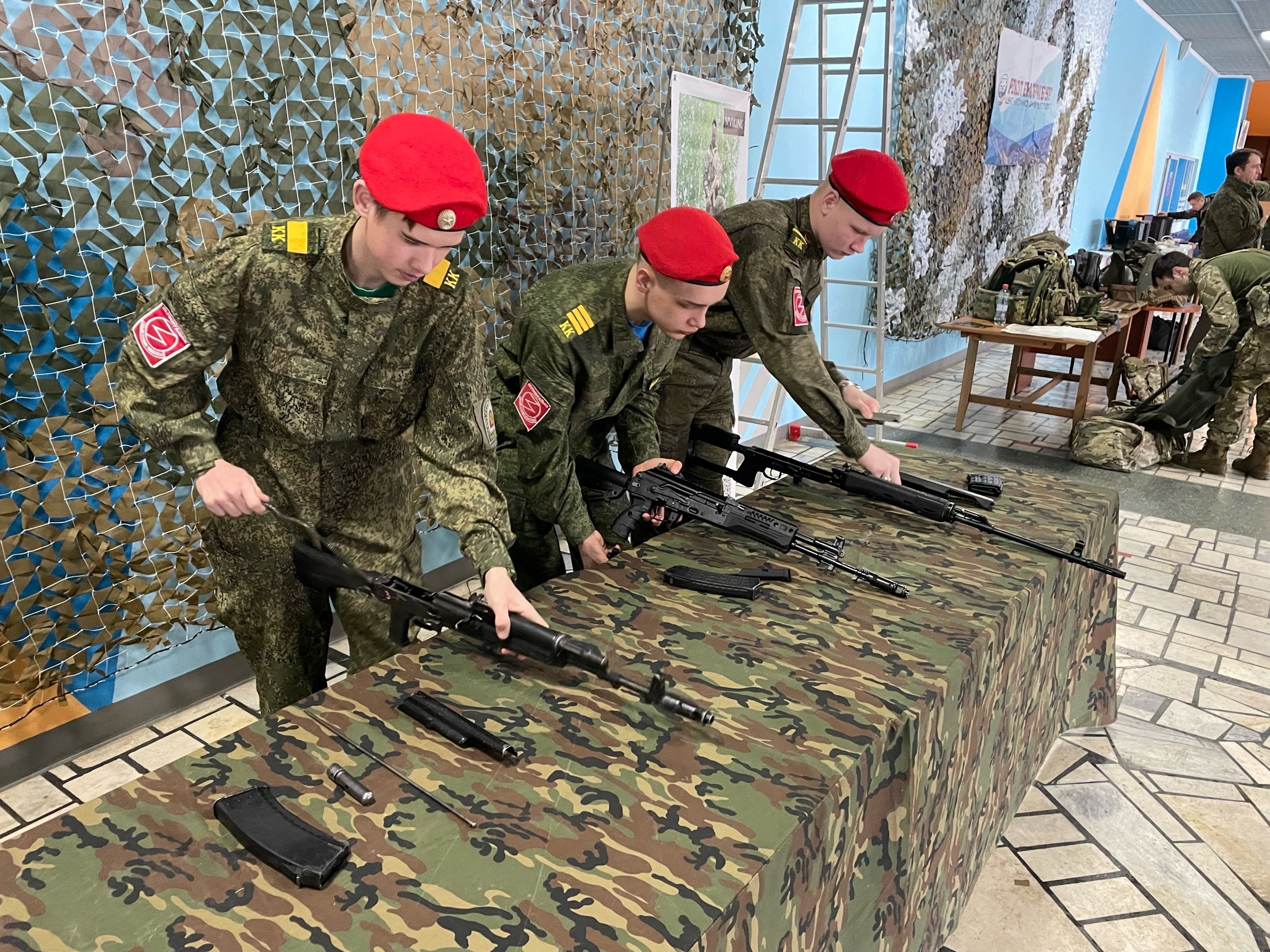Военно-патриотическая площадка форума начала работу в Ледовом дворце