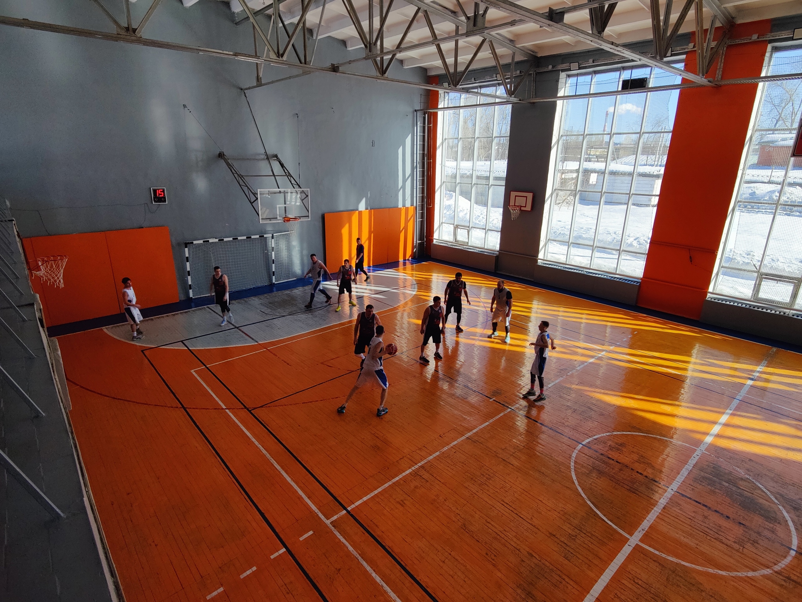 В городе продолжаются чемпионат Первоуральска по баскетболу