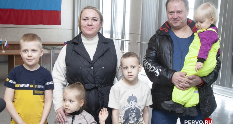 Первоуральцы принимают участие в выборах Президента РФ семьями