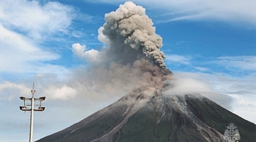 На курильском вулкане Эбеко зафиксировали пепловый выброс высотой 2 км