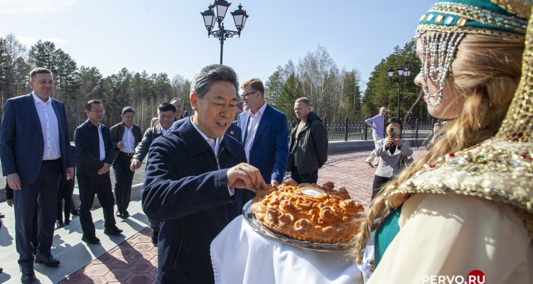 Делегация из Китая во главне с Чэнь Вэньцином посетила стелу «Европа-Азия»