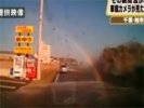 Водитель записал на камеру первые минуты японского кошмара, когда цунами смыло его с дороги (ВИДЕО)