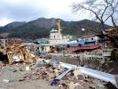 Из Японии в США после цунами плывут машины, останки людей и целые дома (ФОТО)