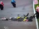 Смертельная авария на MotoGP: Симончелли попал под колеса двух чемпионов. ВИДЕО