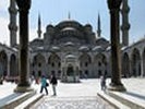 В Стамбуле у Голубой мечети неизвестный начал стрелять из ружья по туристам, крича «Аллах акбар»