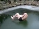 Интернет-позор: пловец попытался пробить лед в замерзшем бассейне. ВИДЕО