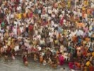 В Гангу по случаю начала религиозного праздника окунутся 100 млн индусов