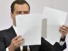 Медведев отказался слушать критику анонимных источников в Кремле