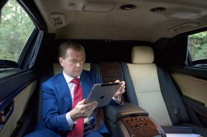 Медведев хочет снизить стоимость подключения к Интернету