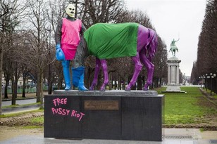 В Париже неизвестные стилизовали под Pussy Riot памятник Русскому экспедиционному корпусу во Франции