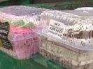 В Первоуральске в мусорных контейнерах жители обнаружили около сотни тортов