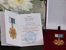 В Первоуральске ветеранам Новотрубного завода вручили знаки отличия "Совет да любовь"