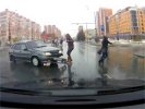 На ВИДЕО: в Казани девушки чудом увернулись от двух столкнувшихся на перекрестке машин
