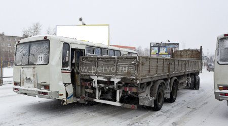 В Первоуральске столкнулся маршрутный автобус ПАЗ и КАМАЗ