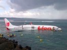 На Бали пассажирский самолет выкатился с взлетно-посадочной полосы в море