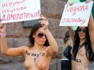 Студентки оголились в центре Москвы, требуя отставки министра образования