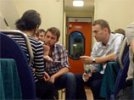 Поезд на Киров: "группа поддержки" Навального сопровождает его в пути. В самом городе уже есть задержанные