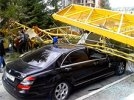 СК знает, кто виноват, что на прокурорский Mercedes с мигалкой упал кран высотой с 16-этажный дом