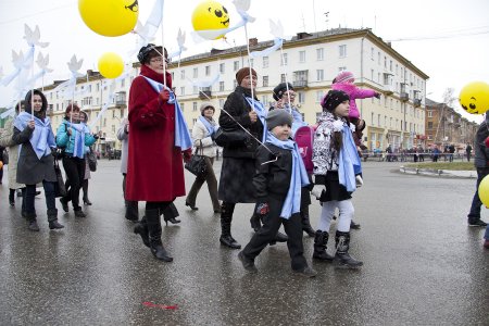 Жители Первоуральска встретили день Весны и Труда праздничной демонстрацией