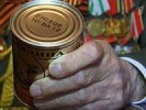 Губернатор Свердловской области вручил ветеранам просроченную тушенку