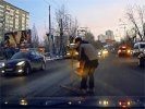 Помощь на дорогах: Россия, страна водителей-тимуровцев, стала хитом YouTube