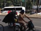 По улицам Мехико прокатились голые велосипедисты