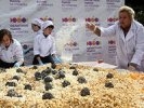 В Екатеринбурге испекли двухметровый торт из попкорна