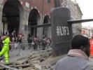 "Фейковая" подводная лодка разворотила улицу в центре Милана, развеселив прохожих