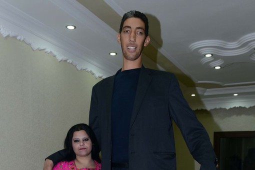 Mirror: женился самый высокий человек в мире