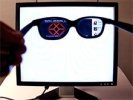 Иллюзионист показал, как с помощью ножа и очков сделать экран компьютера "невидимым" для подглядывающих