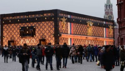 Коммунисты возмущены чемоданом Louis Vuitton на Красной площади