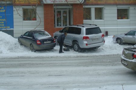 Сотрудники администрации Первоуральска провели проверку качества уборки снега владельцами торговых точек