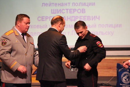 Лейтенанту полиции Первоуральска Сергею Шистерову вручили медаль «За отвагу на пожаре»