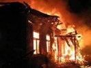 В Первоуральске сгорел частный дом со стоявшими во дворе автомобилями