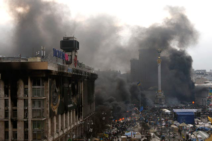 В Киеве вооруженные радикалы с боем прорываются к Раде