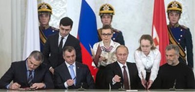 После оглашения Послания по Крыму Путин подписал договор о его вхождении в состав РФ