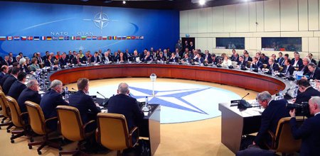 НАТО прекратило военное и гражданское сотрудничество с Россией